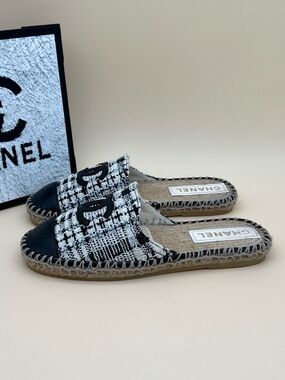 🚩steal CHANEL Black and White Tweed Slide Mules with Leather Cap